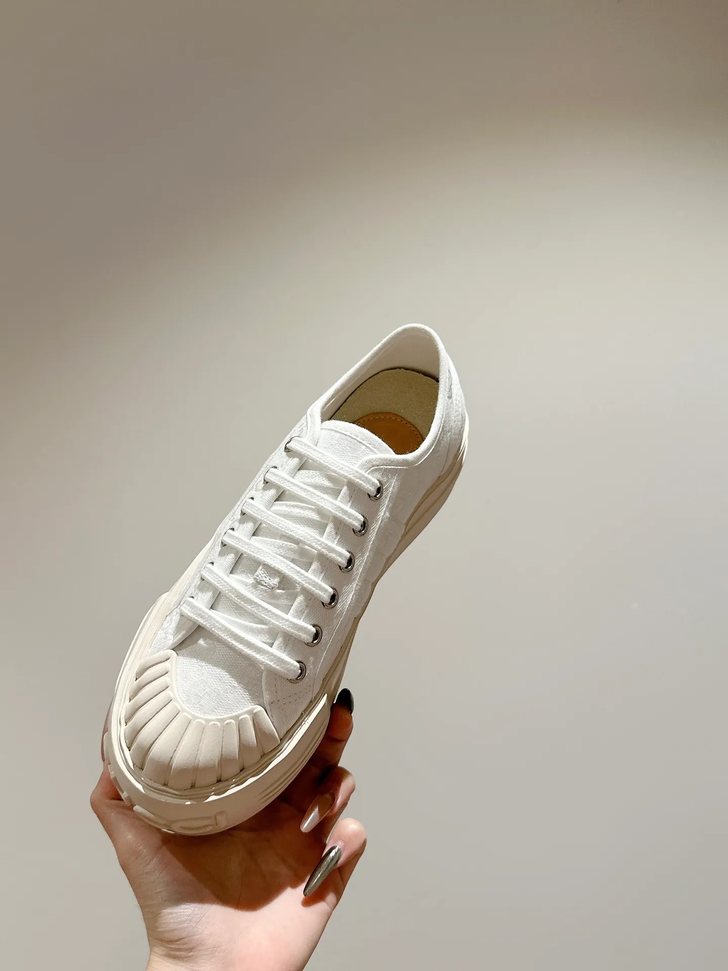 👟👟Ex-factory price 520👟👟 Women's models are new🆕 Arrival Gucci tennis 1977 classic Loft series canvas shoes... 2025 hot recommended model, G+1977×Disney cooperation series... GG canvas is made of finished products and incorporates brand elements. The retro style is rich, the classics and feelings are perfect for recall! Each color fabric developed by the original version is customized by the original version, and we pursue the ultimate in large-scale products! Market-level top version ⚠ Fabric: Customized GG cloth electric embroidery/5D washed distressed canvas Lining: Customized terry cloth lining (the feet are fitted and cannot be disassembled) Outsole: Original molded TPU two-color outsole Size: 35-40 (41 customized)